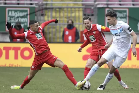 Auch in Zweikämpfen deutlich präsenter: FCK-Offensivmann Kenny Prince Redondo (links). 