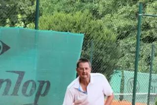 Eric Jongerius schlägt bei den Pfalzmeisterschaften auf. 