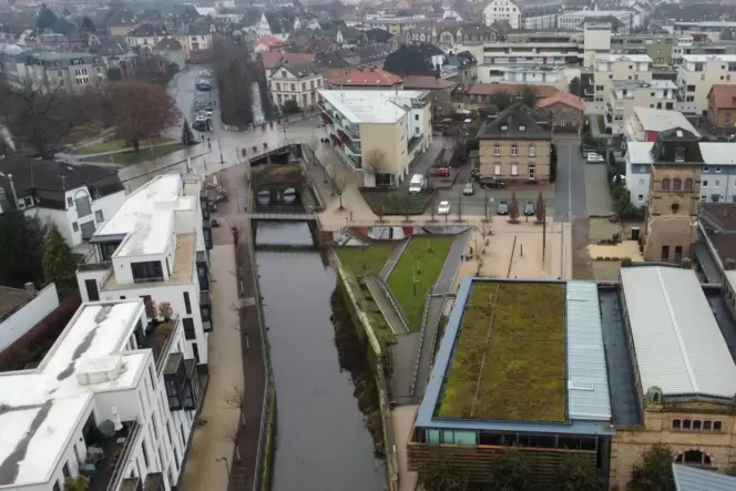 Die Queich mit angrenzender Bebauung aus Blickrichtung Osten: Hier soll die neue Brücke verlaufen.