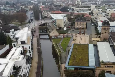 Die Queich mit angrenzender Bebauung aus Blickrichtung Osten: Hier soll die neue Brücke verlaufen. 