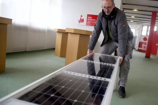 Martin Glück holt die erste Smart-City-Bank bei der Kreissparkasse wieder ab. Martin Glück holt die erste Smart-City-Bank bei der Kreissparkasse wieder ab.