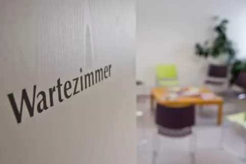 Hier sollten derzeit nicht zu viele gleichzeitig sitzen: Wartezimmer beim Arzt.