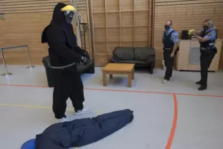 Beim Training: Polizisten üben einen Taser-Einsatz. 