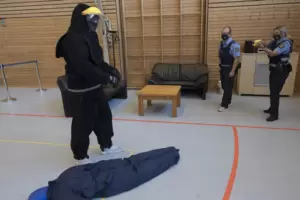 Beim Training: Polizisten üben einen Taser-Einsatz. Beim Training: Polizisten üben einen Taser-Einsatz.