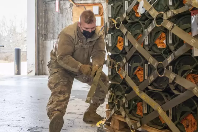 Im US-Bundesstaat Delaware fertigt ein Soldat Rüstungsgüter ab, die für die Ukraine bestimmt sind. 