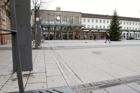 Am kommenden Wochenende fahren in der Nacht Busse statt Züge vom Hauptbahnhof in Kaiserslautern ab. 