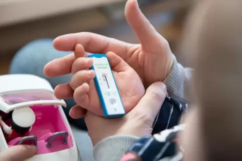 Mobile Teams testen Kinder in den städtischen Kitas. Die Verantwortlichen würden sich wünschen, dass mehr Eltern das freiwillige Mobile Teams testen Kinder in den städtischen Kitas. Die Verantwortlichen würden sich wünschen, dass mehr Eltern das freiwillige