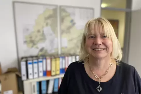 Beate Wassner vor dem Flächennutzungsplan der Verbandsgemeinde. 