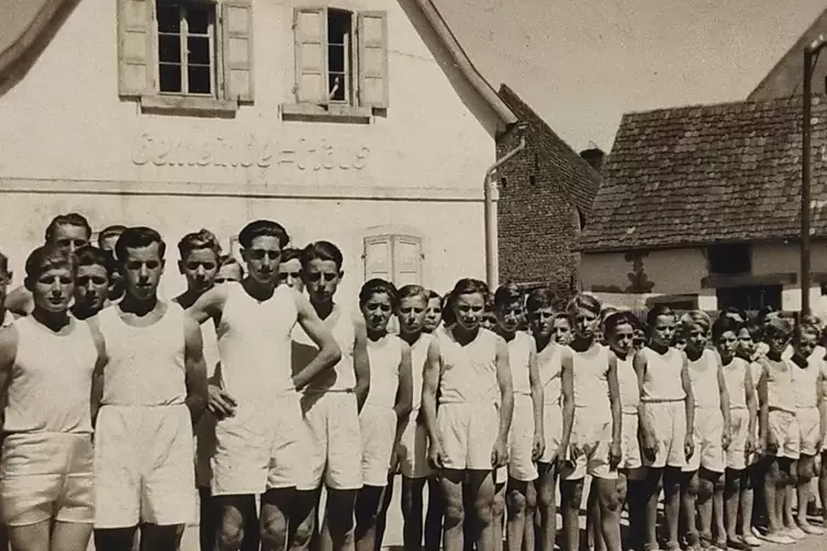 Fitte Riege: Leichtathletik-Jugendabteilung des ASV Harthausen vor dem Gemeindehaus 1949. 