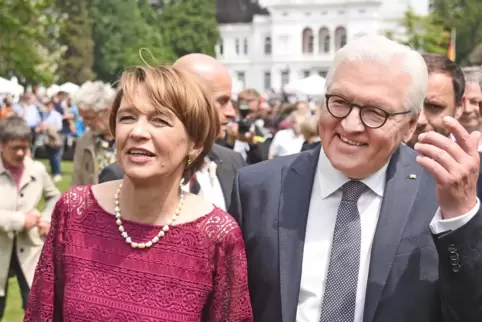 Bundespräsident Frank-Walter Steinmeier (r) und seine Frau Elke Büdenbender 2018 in der Bonner Villa Hammerschmidt.