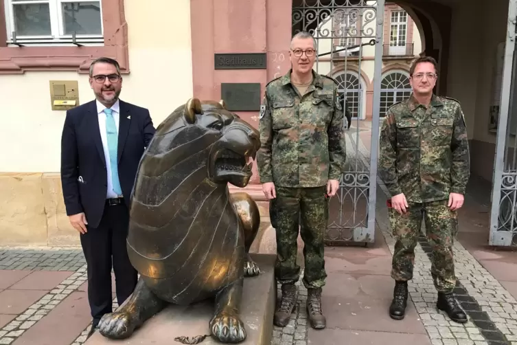 Lobten die Zusammenarbeit: (von links) Oberbürgermeister Marc Weigel, Oberst Stefan Weber und Oberstleutnant der Reserve Herbert