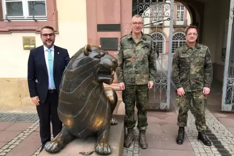 Lobten die Zusammenarbeit: (von links) Oberbürgermeister Marc Weigel, Oberst Stefan Weber und Oberstleutnant der Reserve Herbert