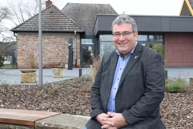 Hier gefällt’s ihm: Matthias Hoffmann vor dem neu gestalteten Zehnthaus in Berghausen. Hier gefällt’s ihm: Matthias Hoffmann vor dem neu gestalteten Zehnthaus in Berghausen.