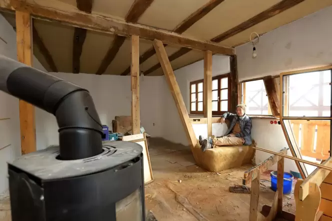 Britta Horn in der Gerberhaus-Baustelle. Die Bank, auf der sie sitzt, ist aus Lehm und beheizt. Das Holz kommt aus heimischen Wä Britta Horn in der Gerberhaus-Baustelle. Die Bank, auf der sie sitzt, ist aus Lehm und beheizt. Das Holz kommt aus heimischen Wä