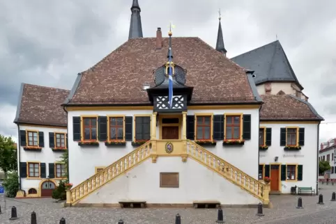 Die Reduzierung des Defizits gelang in Deidesheim, hier das alte Rathaus, vor allem durch Einsparungen. 