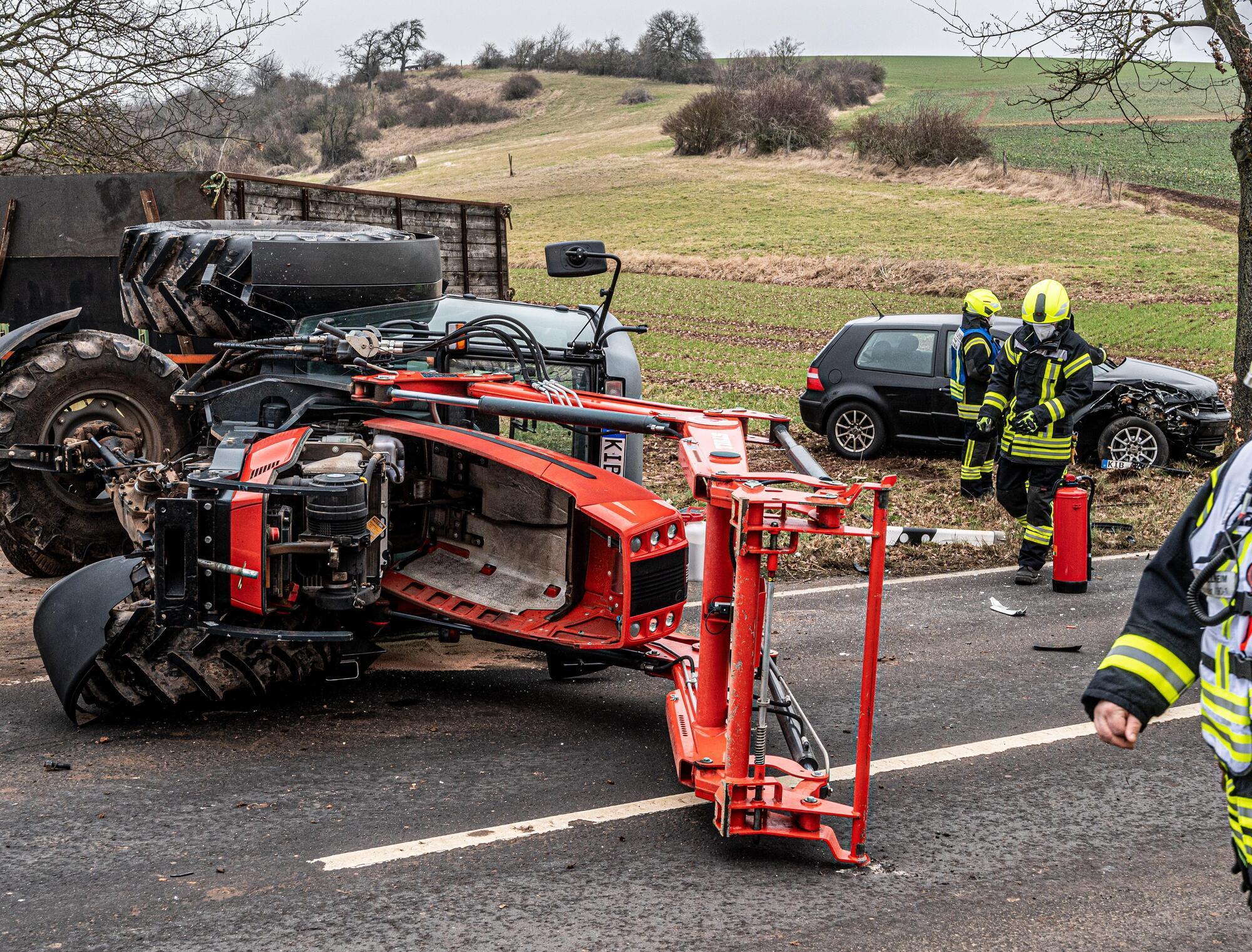 Überholmanöver: Traktor-Gespann verliert bei Unfall 18 Tonnen Möhren