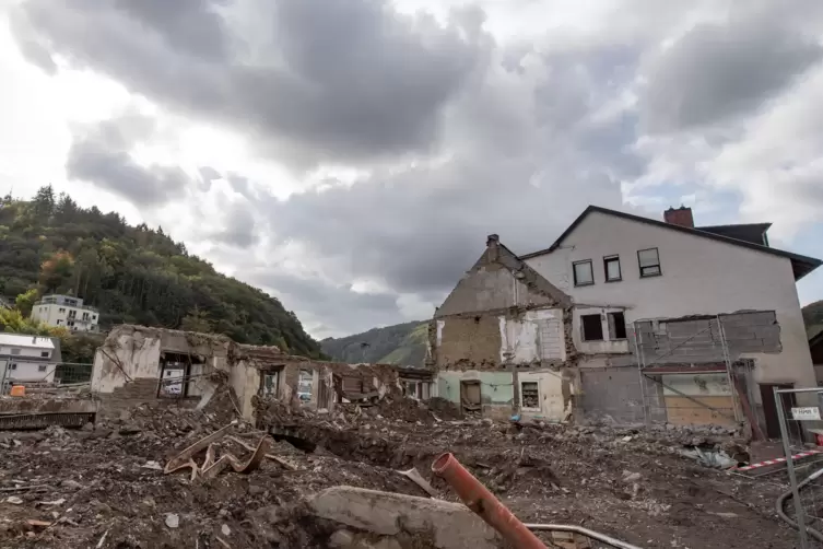 Ein zerstörter Gasthof am Ufer der Ahr in Dernau.