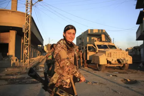 Nach dem Angriff der IS auf ein Gefängnis in Syrien kontrollieren die Syrisch Demokratischen Kräfte (SDF) wieder die Lage. 