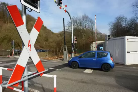 Nach einer Zugpanne blieb der Bahnübergang Biebermühle am Donnerstagmorgen für drei Stunden geschlossen.