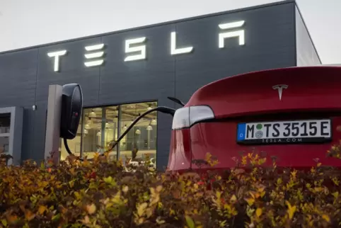 Saft für die nächsten Kilometer: Ein Tesla beim Stromtanken an einem Autohaus der US-Marke in Hannover. 