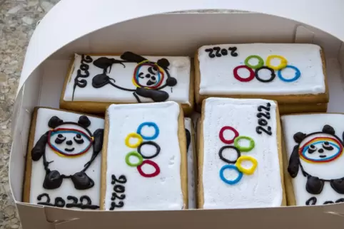Kuchen mit Bing Dwen Dwen, dem Maskottchen der Olympischen Winterspiele, und den olympischen Ringen liegen in Peking bereit.