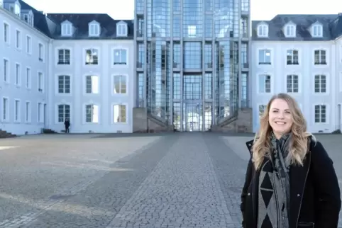 Hier steht Anna Elbert vor dem Saarbrücker Schloss. Bald wird sie über den künftigen Hausherrn des Schlosses Bellevue mitentsche