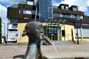 Rathaus in Dudenhofen: Bei den Bürgerbüros sieht Matthias Hoffmann Verbesserungsmöglichkeiten. Rathaus in Dudenhofen: Bei den Bürgerbüros sieht Matthias Hoffmann Verbesserungsmöglichkeiten.