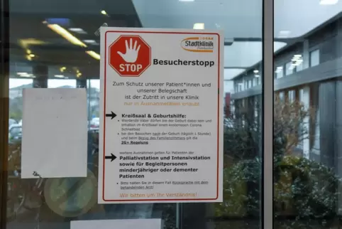Zutritt zum Krankenhaus nur in Ausnahmen – das ist die aktuelle Regelung in der Stadtklinik, über die mit Aushängen informiert w Zutritt zum Krankenhaus nur in Ausnahmen – das ist die aktuelle Regelung in der Stadtklinik, über die mit Aushängen informiert w