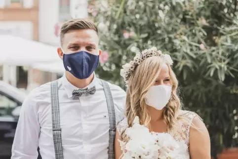 Hochzeiten in Pandemiezeiten: Auch Fotografen haben wegen der Masken keinen leichten Job. 