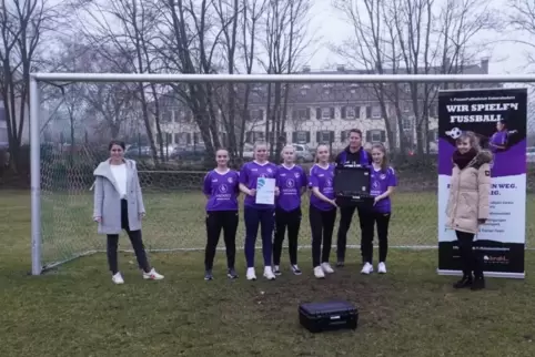 Freuen sich über das neue Tracking-System: Die U17-Fußballerinnen des FFC Kaiserslautern, die ebenso eine Box gewannen wie das T