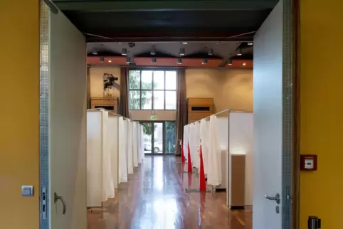 Seit voriger Woche wieder mit Impfkabinen ausgestattet: großer Saal der Stadthalle. Seit voriger Woche wieder mit Impfkabinen ausgestattet: großer Saal der Stadthalle.