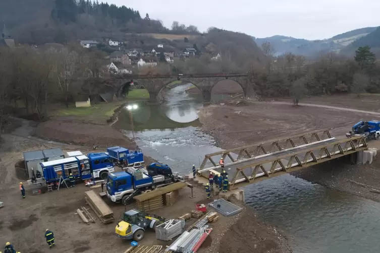Eine Behelfsbrücke über die Ahr. Erst nach und nach wird die Infrastruktur nach der Flutkatastrophe wieder hergestellt. 