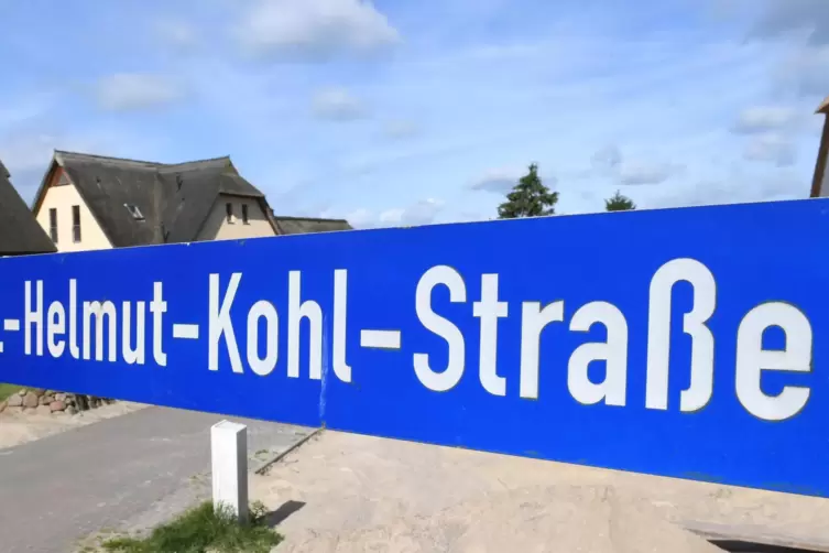 Auch in Saarlouis gibt es ab sofort wie hier in Mecklenburg-Vorpommern eine Helmut-Kohl-Straße.