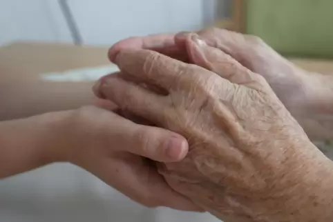 Ehrenamtliche Hospizhelfer sind für Menschen an deren Lebensende da.