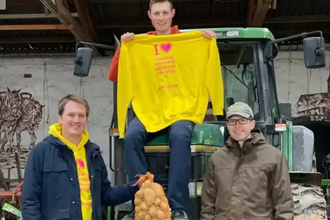 Bei der Übergabe: Justus Rabe (links), der Wahlkampf-Hoodie und Familie Amourette. 