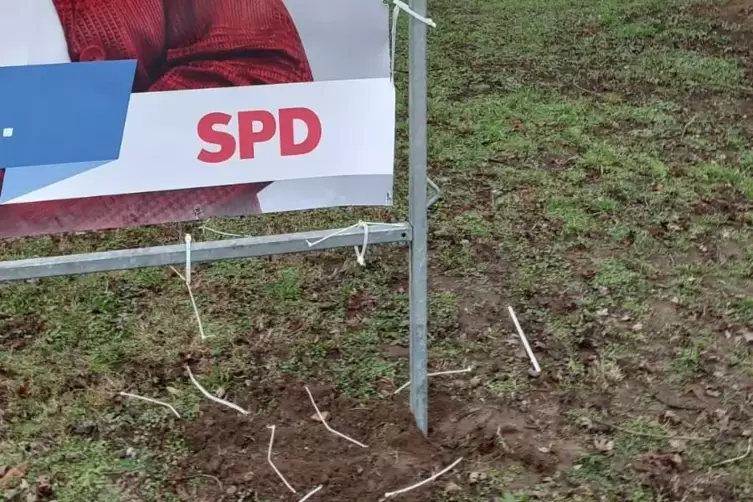Gel&ouml;st: die Kabelbinder, die das Gro&szlig;plakat am Rahmen befestigen.