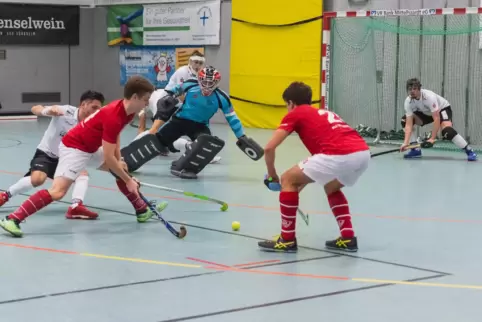 Alexander Riedle (blaues Trikot) steht nur noch am Sonntag für den Dürkheimer HC im Tor, dann fehlt er für zwei Monate. 