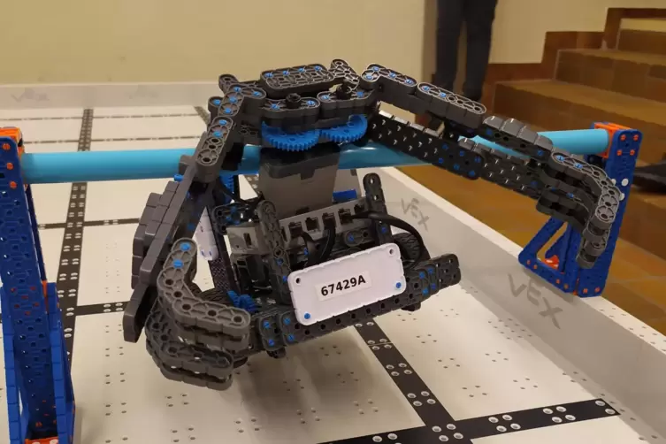 Der Roboter hängt sich durch einen Mechanismus an eine Stange. Der "Special Move" bescherte dem Team der IGS sechs Punkte. 