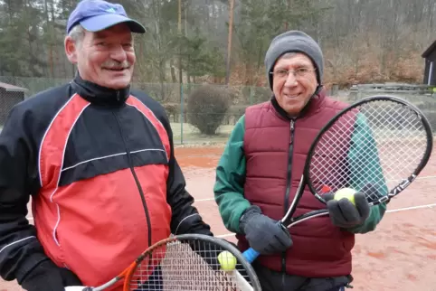 Mit Handschuhen und Mütze: Roland Bleh (links) und Rolf Held spielen auch im Winter draußen Tennis. 