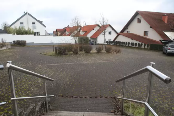 Seit der Dorfplatz in Kübelberg neu gestaltet und unter anderem mit mehr Parkplätzen ausgestattet wurde, hat der Park+Ride-Parkp Seit der Dorfplatz in Kübelberg neu gestaltet und unter anderem mit mehr Parkplätzen ausgestattet wurde, hat der Park+Ride-Parkp