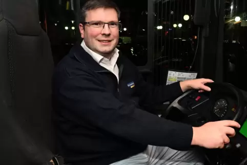 Donnerstag, 17.52 Uhr: Dominik Kober stoppt an Steig 1 am Busbahnhof in Neustadt. 