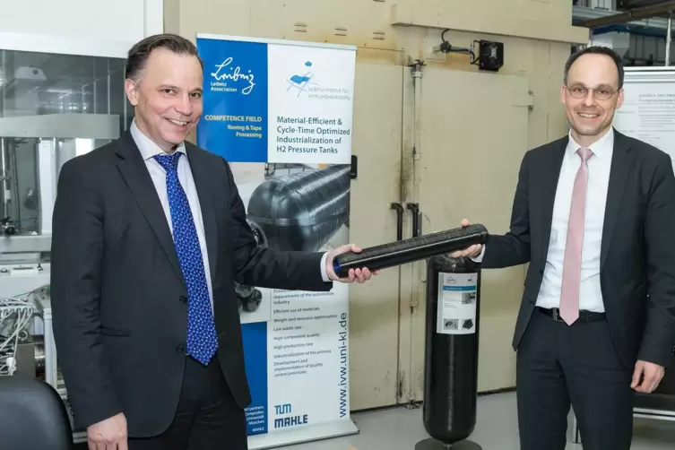 In Kaiserslautern wird künftig an Wasserstoffspeichern geforscht: Professor Ulf Breuer (links) mit Staatssekretär Denis Alt. 