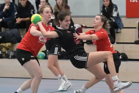 So wünscht es sich HSG-Trainer Jan Burgard: HSG-Spielerinnen Laura Schäffer (links) und Sarah Schönrock stoppen den Vorwärtsdran