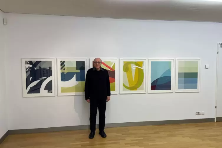 Frank-Joachim Grossmann vor einigen seiner Arbeiten in der Städtischen Galerie