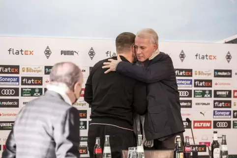 Ein tiefer Einschnitt für die Gladbacher Borussia: Max Eberl und Vizepräsident Rainer Bonhof umarmen sich zum Abschied.