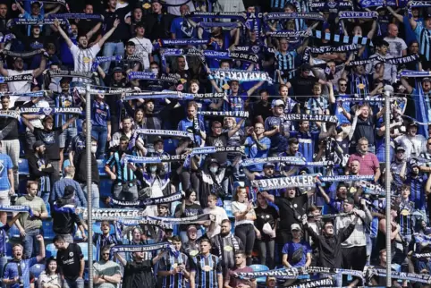 Nennenswerte Zuschauermengen auf der Tribüne im Carl-Benz-Stadion in Mannheim, in dem der Waldhof spielt – das soll jetzt wieder