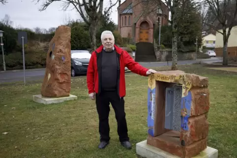 Ortsvorsteher Fritz Henrich vor den musikalischen Sandsteinskulpturen.