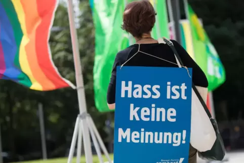Auch in der Offline-Welt werden Zeichen gesetzt gegen Online-Auswüchse.