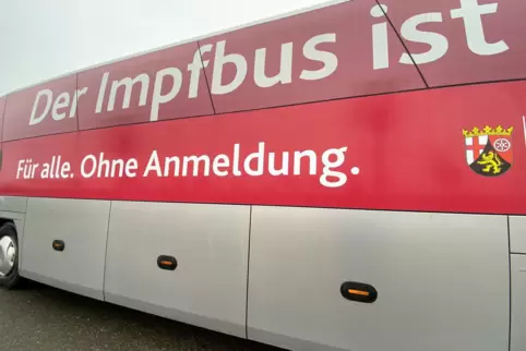 Unkompliziert zum Impfen: Der Landes-Impfbus ist wieder in der Südwestpfalz unterwegs. 