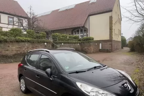 Besagtes Auto, das für den Transport des Kita-Essens genutzt werden soll: Hier parkt es vor dem Eulenbiser Bürgerhaus. 